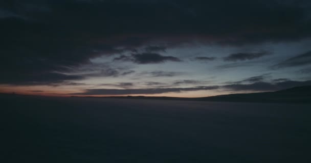 Eine Landschaft aus gefrorener Ebene bei Winterschneesturm. Sonnenuntergang in yamal 2016. red epic 4k. hd — Stockvideo