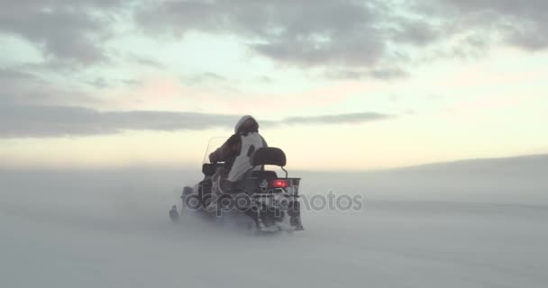 Podróżny jeździć skuterem śnieżnym przez blizzard. Polar Expedition 2016. Strzał na Red Epic 4k. HD — Wideo stockowe