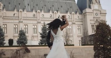 Birlikte bir kale önünde dans mutlu yeni evliler. 4k