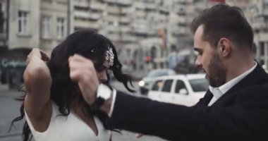Gelin ve damat dans ve birlikte dışarıda gülümse. HD.4k
