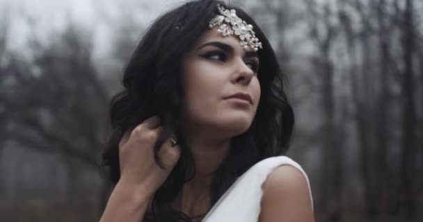 Una bella sposa guarda da qualche parte e gioca con le mani. 4k — Video Stock