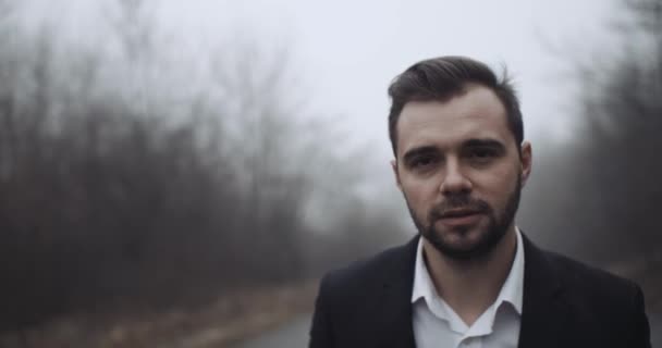 Un giovane sposo va per strada con nebbia e buon umore. 4k — Video Stock