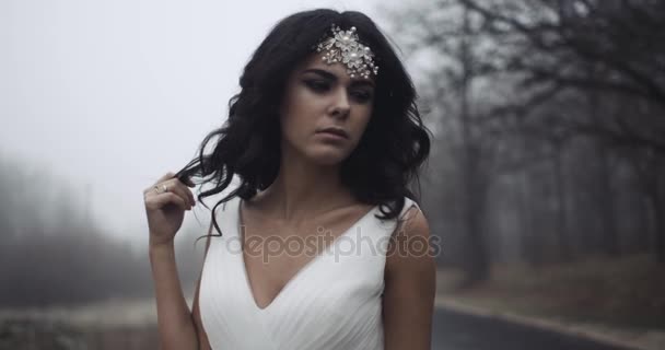 美丽年轻的新娘走通过迷雾森林。4 k.高清 Redepic。缓慢 — 图库视频影像