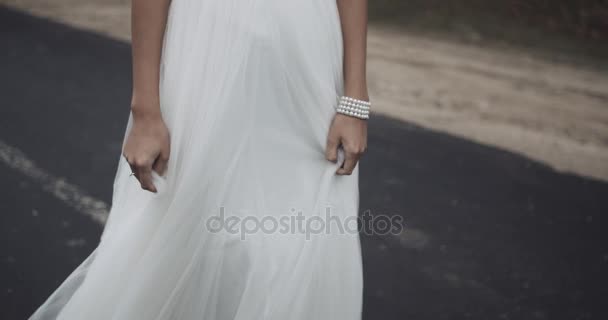 Detalle de la novia de la mano en el vestido de novia, ella está caminando, cámara lenta. 4k — Vídeo de stock