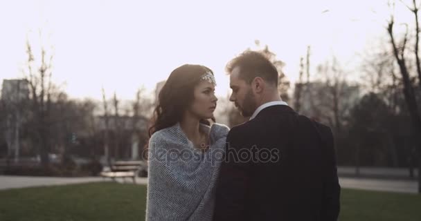 Bruid en bruidegom in liefde naar elkaar kijken naar park in slow motion. 4k — Stockvideo