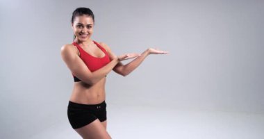 Eller fitness sportif kadın ile oynarken ve elinde bir şey var gibi görünüyor. 4k