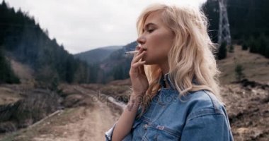 Güzel bir kadın sigara içiyorum. El sevdin görüntüleri. 4 k. kırmızı Epic