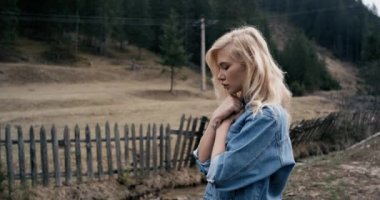 Kız güzel profil model, o görünüyor aşağı, sonra yukarı gün rüya. 4k