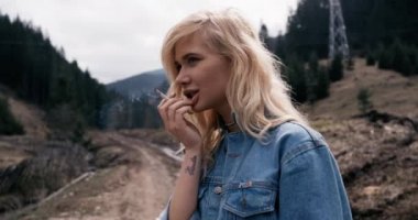 Güzel bir kadın sigara içiyorum. El sevdin görüntüleri. 4k