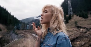 Güzel bir kadın sigara içiyorum. El sevdin görüntüleri. Seksi yüzü kızaran. 4 k. mükemmel modeli kız.