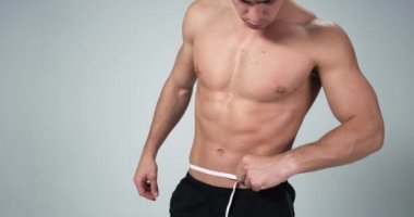 Onun mükemmel vücut ölçme güzel delikanlı. 4k