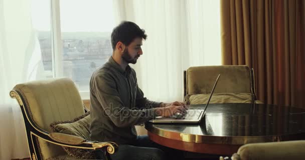 사업가 그의 노트북 컴퓨터에 놀라운 찾고 있습니다. 4 k — 비디오
