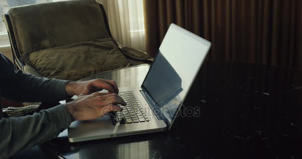 Persona escribiendo en el teclado del ordenador portátil, freelancer enviar proyecto al cliente por correo electrónico. 4k — Vídeo de stock