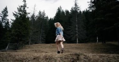 Sahada, yavaş hareket kaçan neşeli genç kız. 4k