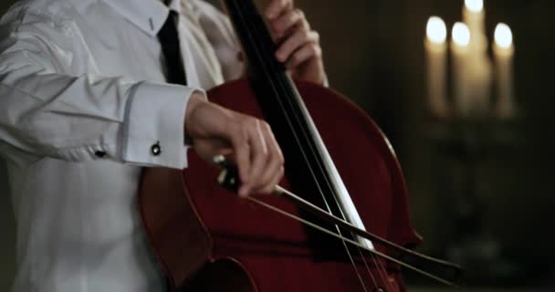 Violinista toca lindamente no restaurante romântico 4K. Detalhe de mão em cara . — Vídeo de Stock