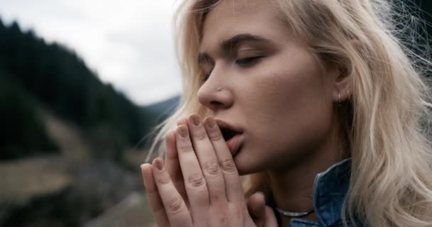 Retrato de una hermosa chica sexy con grandes labios llenos de pelo rubio. 4k. Red Epic.Slow Motion — Vídeo de stock