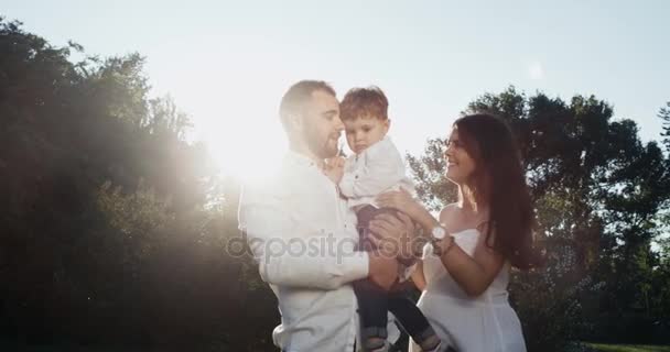 Familia feliz en tres. La esposa está embarazada. Zimbind y con mucho gusto como una familia feliz.Red Epic. Mociones lentas . — Vídeo de stock