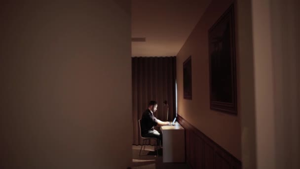 Uomo d'affari che lavora su computer fatto col personal computer e digitando su tastiera a albergo in interno di albergo moderno. 4k . — Video Stock