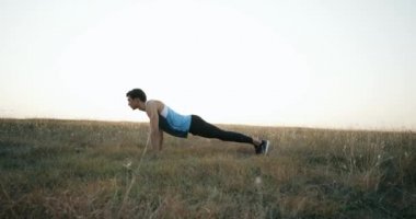 Gün batımında şınav adam. Güç eğitim. 4 k. ağır çekim