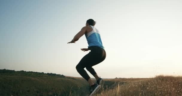 Man doet burpees uitoefening fitness training buitenshuis. Slow motion — Stockvideo