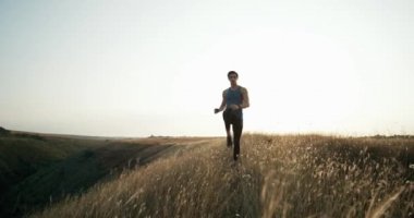Isınma önce egzersiz yapıyor ve koşu atletik delikanlı. Hareket halinde egzersiz.