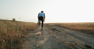 Konsantre atlet başında. Sporcu kazanmak için kararlı. Atlet sistemi çalıştırmak için hazırlanıyor. Çalışan spor.