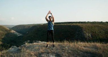 Egzersiz fitness burpees yapan burpee erkek egzersiz şaşırtıcı doğa manzara içinde. Erkek spor modeli eğitim crossfit açık havada uygun