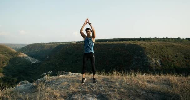 Burpee człowiek robi burpees ćwiczeń fitness trening w niesamowity krajobraz natura. Dopasowanie modelu szkolenia mężczyzna sport Krzyś na zewnątrz — Wideo stockowe