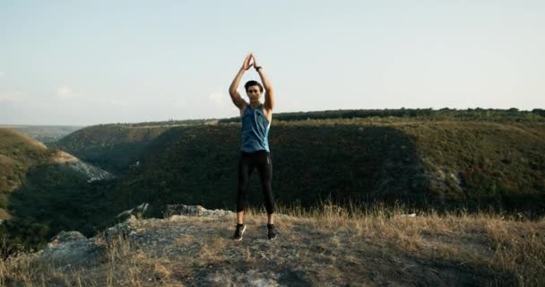 Burpee homem fazendo burpees treino de fitness exercício em paisagem natural incrível. ajuste masculino esporte modelo formação crossfit ao ar livre — Vídeo de Stock