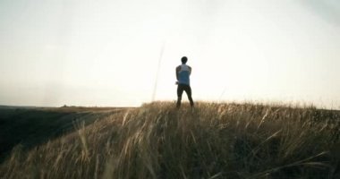 Adam sabah egzersiz yapar. Dağ arka plan üzerinde egzersiz duran. Sağlıklı yaşam motivasyon kavramı güç. Erkek atlet açık havada egzersiz.