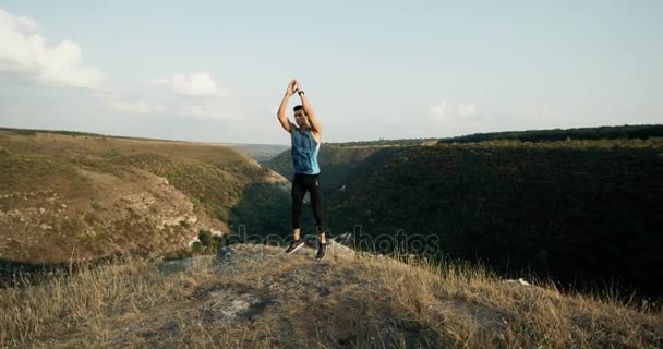 Αργή κίνηση αρσενικό αθλητής άσκηση σε εξωτερικούς χώρους. Σπορ και δραστήριο τρόπο ζωής. — Αρχείο Βίντεο