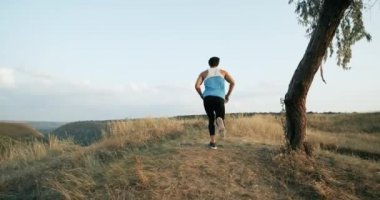 dağ manzarası. Avrupa çalışan Jogging sabah ağır çekimde dostum.