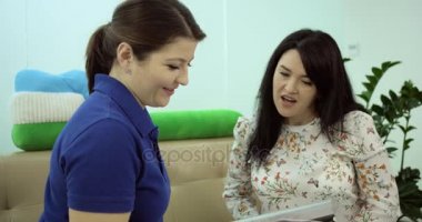 Yakın çekim doktor ve onun hasta bekleme odasında kanepede muhabbet