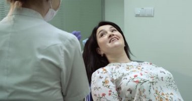 Hasta oturma dişçi koltuğu, onu yukarı çek için hazırlanıyor hemşire, hasta olan açık ağız, diş hekimi diş denetler. Kırmızı Epic
