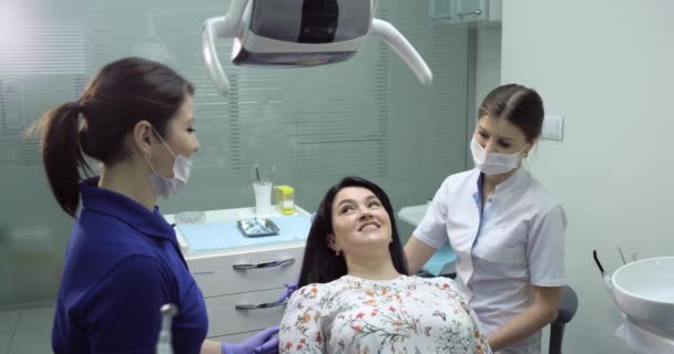 歯科医の部屋の座っている椅子の上でオープンに患者検査、歯科医のための彼女の口を開始試験歯、クローズ アップ歯科看護師ヘルプ — ストック動画