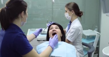 Diş hekimi ve hemşire hasta için Temizleme diş yapmak