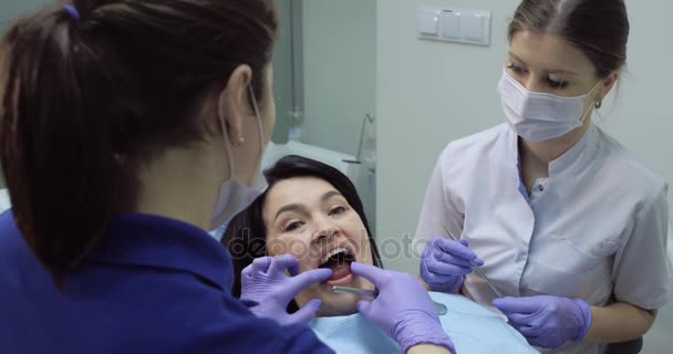 Digitale systeemapparatuur voor tandheelkundige diagnostisch onderzoek met vrouw patiënt — Stockvideo