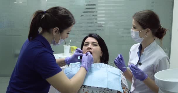 Paciente feliz mulher prepare-se para fazer raio-X dental — Vídeo de Stock