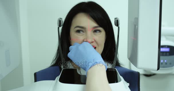 Zubař, zobrazení na obrazovce rentgen a kancerogenu u lidí. Ortodontista informuje pacienta o zuby moudrosti — Stock video