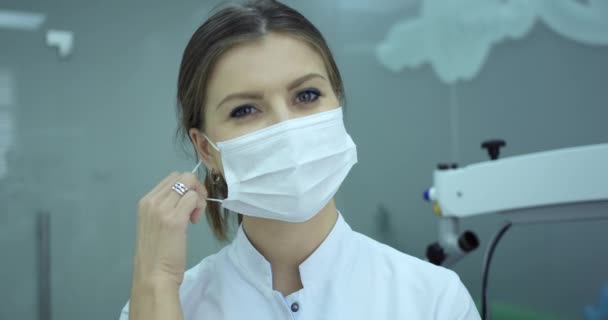 Dentista sonrisa perfecta en el consultorio dental. Retrato. 4k — Vídeo de stock