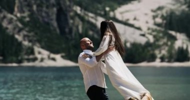 Güzel çift dans unsurları ile büyük göl ormanın ortasında oynamayı seviyorsun..