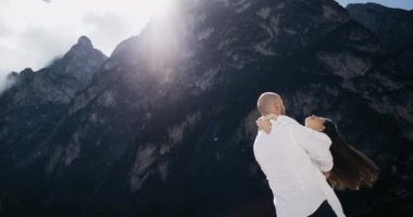 Çekici birkaç şaşırtıcı manzara gülümseyen harcama zaman are belgili tanımlık adam birlikte, orta kız arkadaşı twirls. ağır çekim