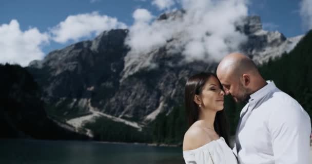 Primer plano joven pareja enamorada están jugando apasionadamente entre sí en medio de un paisaje fantástico en el fondo montañas están en la niebla. 4k — Vídeos de Stock