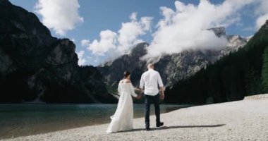 Çekici Romantik Çift Sahilde yürüyüş onların elele. ağır çekim. Kırmızı epik
