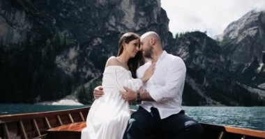 Çekici çift birbirleri ile oynarken Gölü ortasında ahşap tekne, adam dokunmadan aşk ve tutku ile kız arkadaşı.