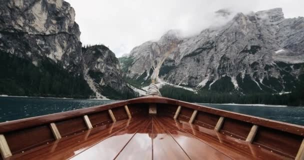 Κινηματογράφηση σε πρώτο πλάνο με ξύλινη βάρκα στη μέση της λίμνης με εκπληκτική υπόβαθρο. Red epic — Αρχείο Βίντεο