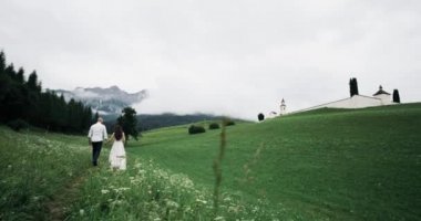 Romantik Çift büyük yeşil alan yürüyüş elele