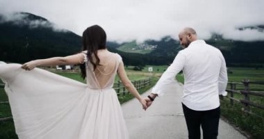 Romantik giysileri ile mutlu iki ülke vintage yolda yürüyor
