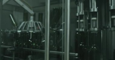 Big Auto'nun konveyör şişe şarap şarap fabrikasında doldurma.
