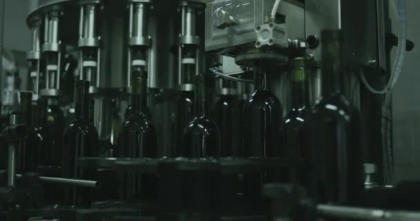 In der Weinfabrik zeigt, wie eine Maschine Flaschen stopft. 4k — Stockvideo